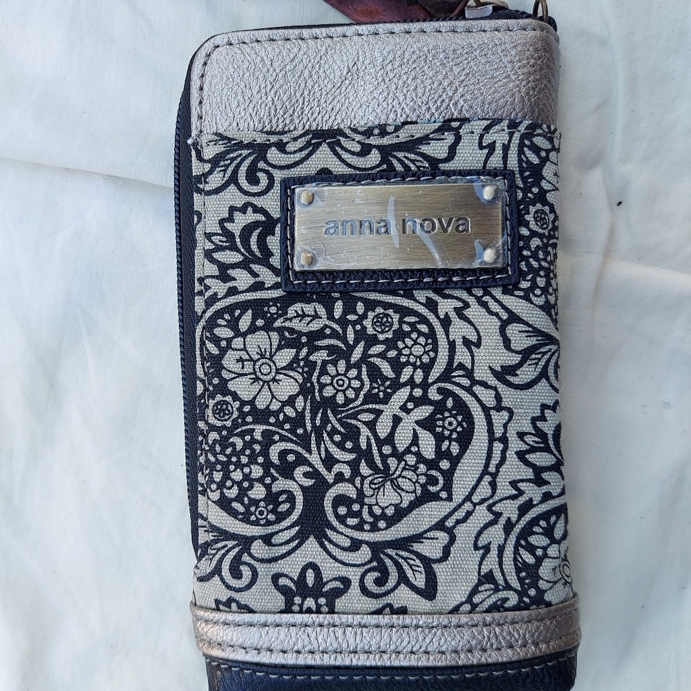 Beige Floral Anna Nova Wristlet